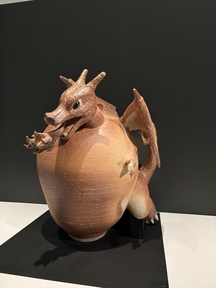 ポケモン×工芸展で展示されていた壺と一体になったリザードンの工芸作品