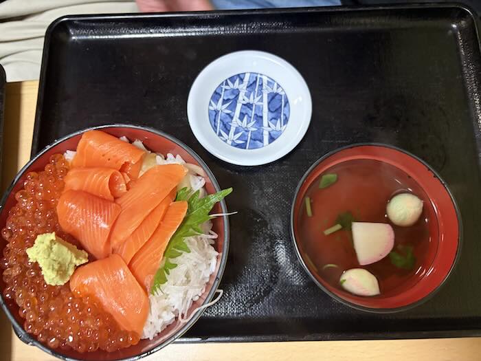 若鶏時代なると本店のサーモンいくら丼