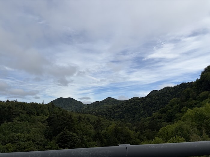 札幌から中山峠へ向かう道中の山の景色