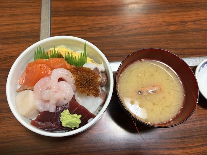 留萌の漁師の店冨丸で食べた海鮮上ちらし
