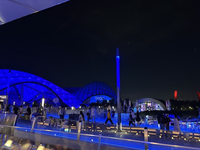 夜の上海ディズニーランドのトロン・ライトサイクル・パワー・ラン