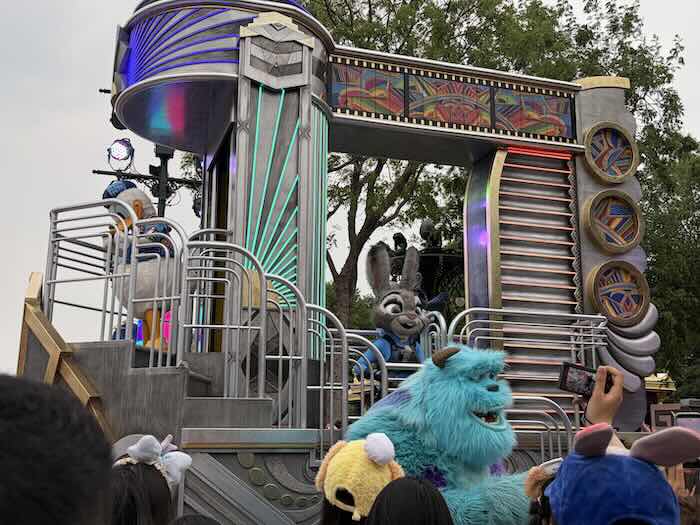 上海ディズニーランドでしか見られないキャラクター、グッズ、オブジェ