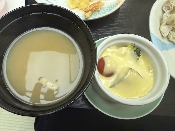 洞爺観光ホテルの夕食に出た味噌汁やポテトなどの料理