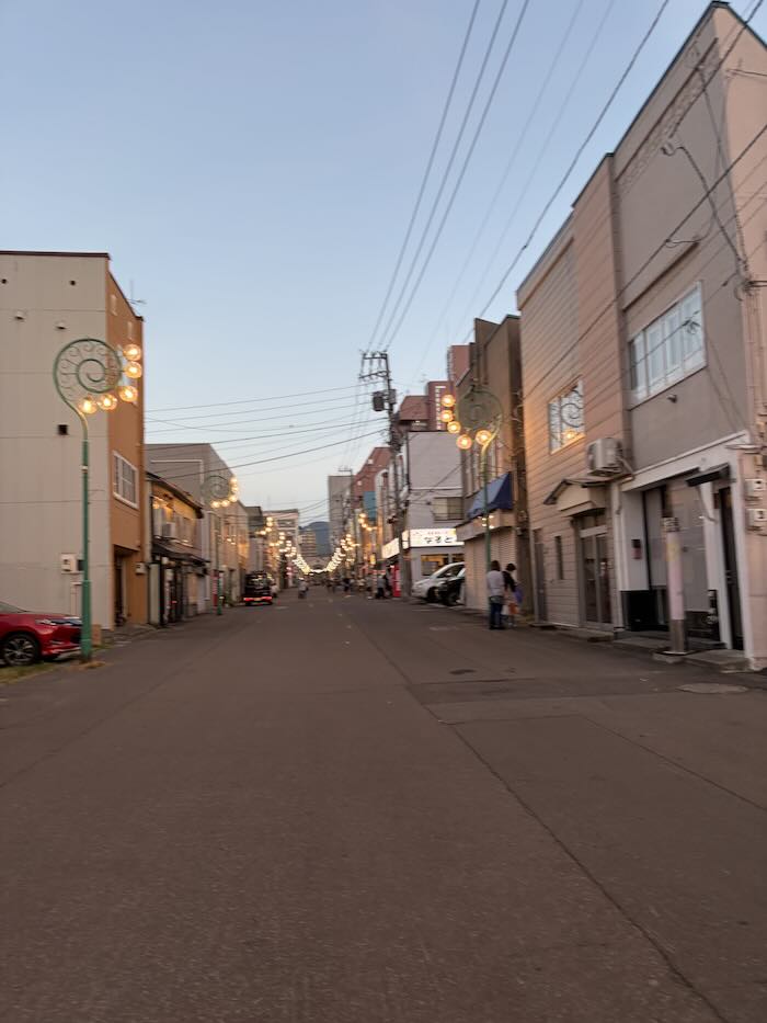 若鶏時代なると本店前の通り