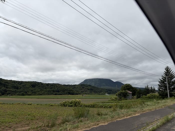 雲に覆われた羊蹄山を中山峠から望む景色