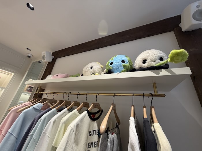 上海のGOODBAI店内に飾られたキャラクター