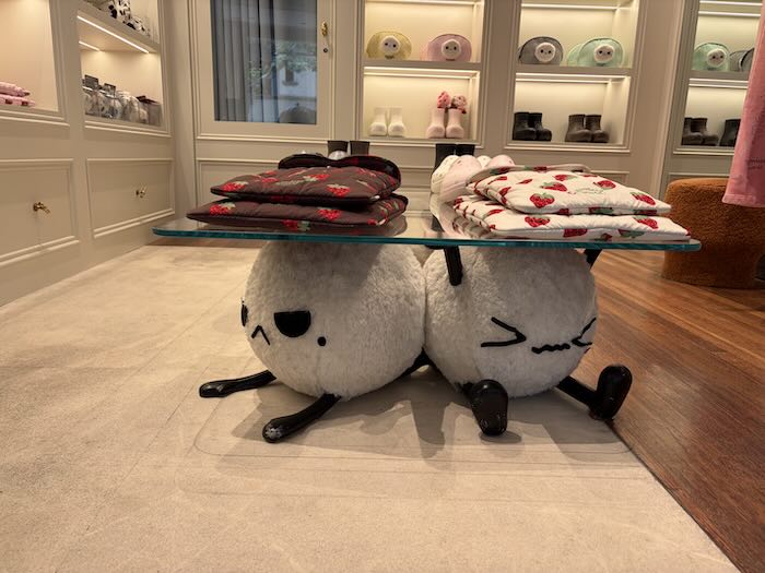 上海のGOODBAI店内に飾られたキャラクター