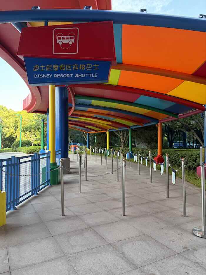 朝の上海ディズニーランド行きバスを待つライン