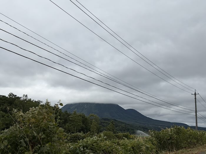 中山峠から見た雲がかかった羊蹄山