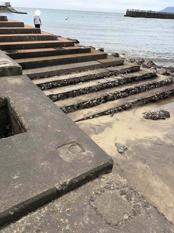 豊浦海浜公園の海沿いにある階段状の場所