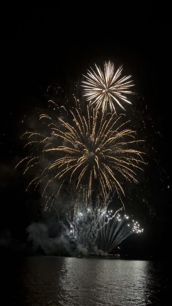 夜の洞爺湖に打ち上げられる花火