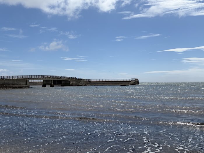豊浦海浜公園の海と堤防