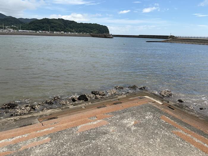 豊浦海浜公園の海に隣接した階段状の場所