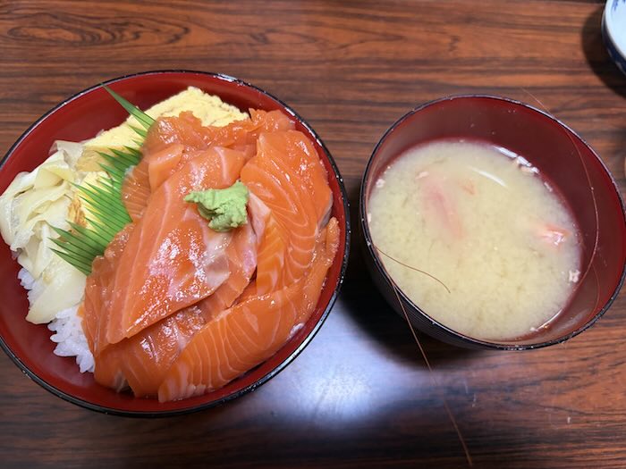 留萌の漁師の店冨丸で食べたサーモン丼