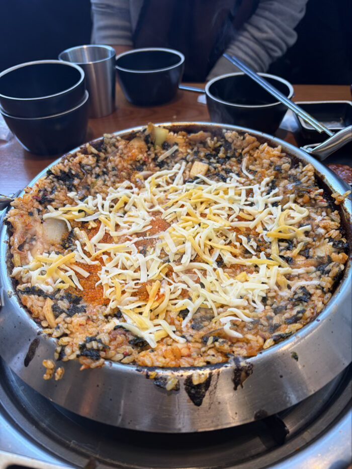 韓国料理の炒めご飯「ポックンパ」にチーズを加えた一品。香ばしいご飯と、とろ〜り溶けたチーズの組み合わせが楽しめます。